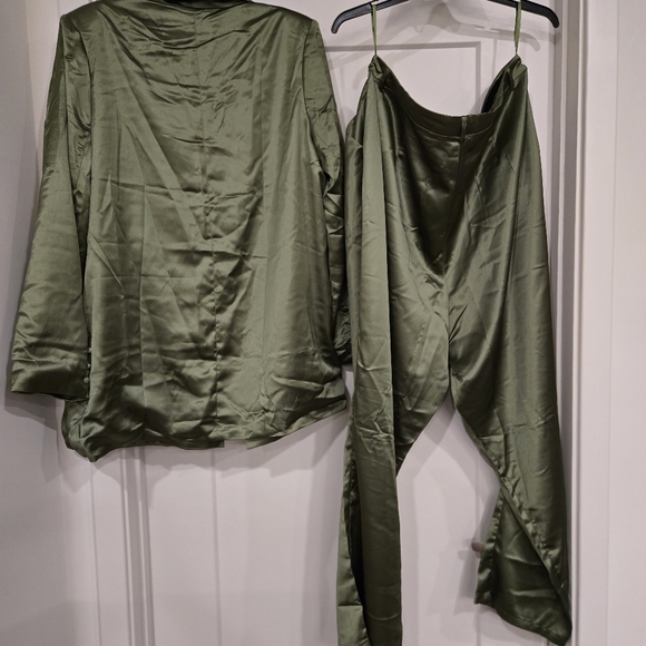 Fashion Nova Green Blazer with Insulated Design - Picture 2 of 4